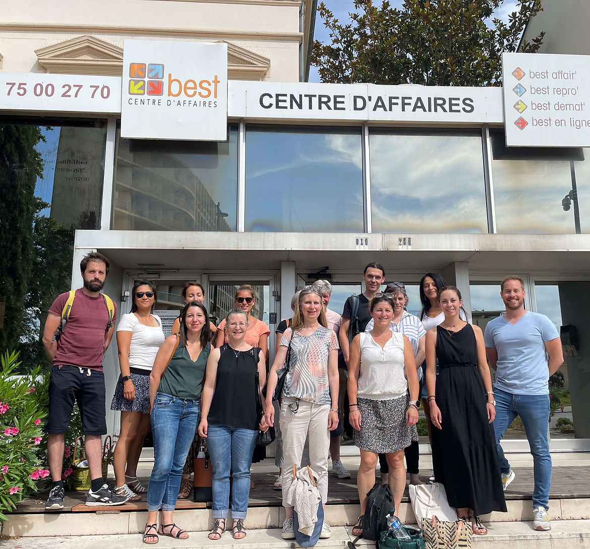 Équipe d'une structure d'accompagnement réunie pour une session b2c projet